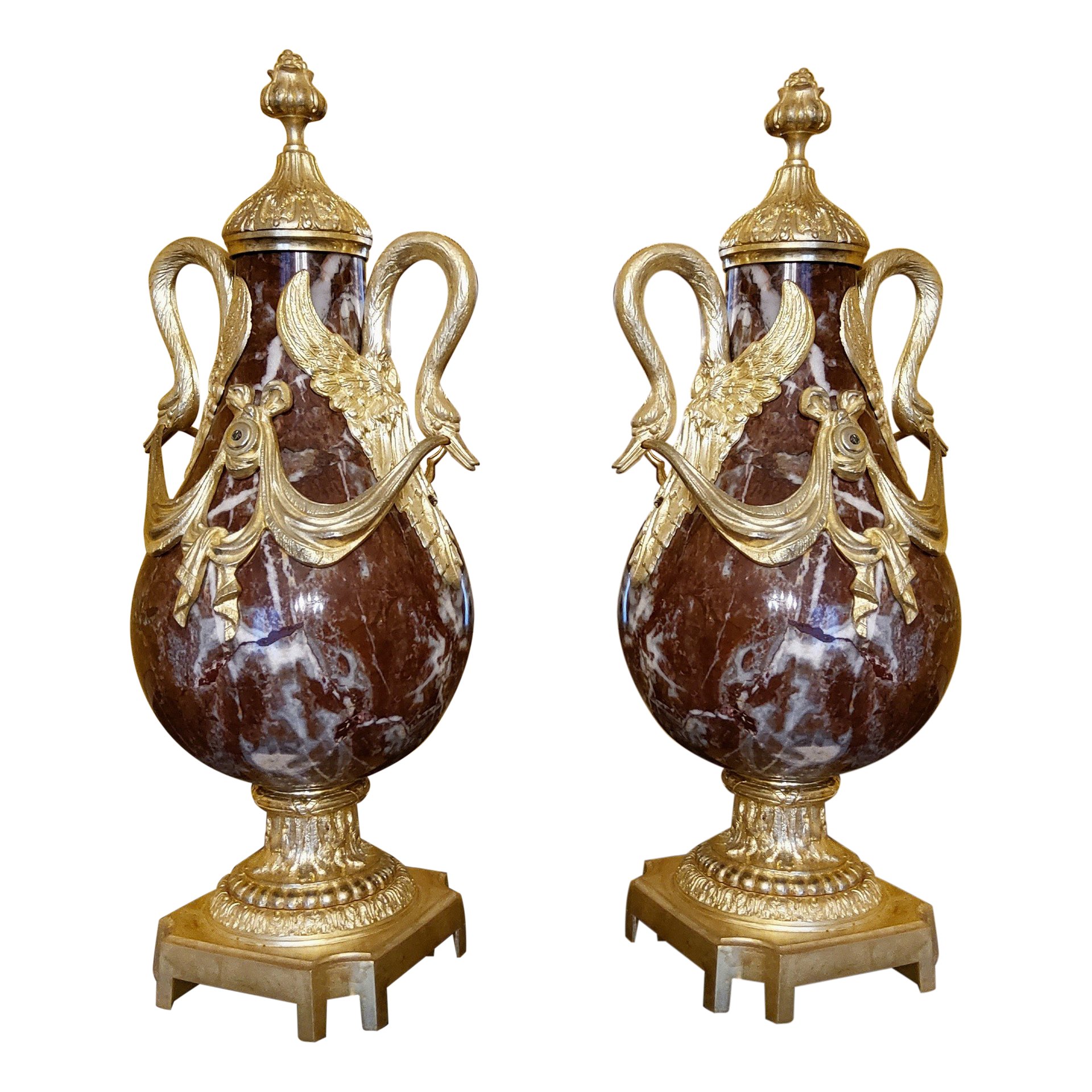 Paire de Vases en Marbre Rouge et bronzes dorés aux Cygnes style Louis XVI fin XIXémes. Réduction